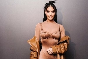 霸道身材！金·卡戴珊现身上海 宣传自家内衣品牌 女篮的李梦也在