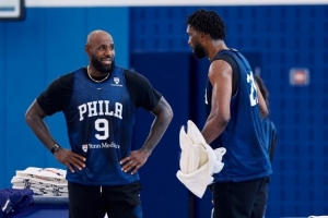 纳斯：目前还未确定詹姆斯恩比德是一起轮休背靠背还是各打一场