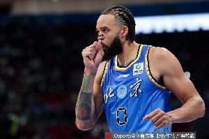 搭档拉塞尔！前NBA球员麦基加盟上海男篮 已到队训练！