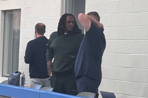 要来这入职？美记：前NBA球员隆多今日现身尼克斯训练营
