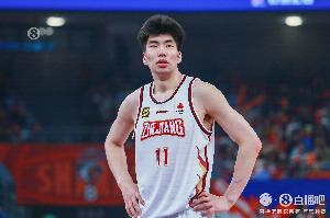 余嘉豪谈新赛季目标：我们喜欢低调一点 一场一场打比赛&证明自己