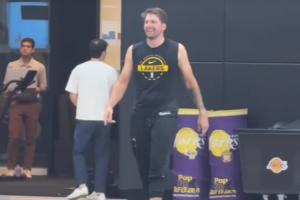 夸张的射程 无敌的球感！东契奇中圈三分训练 轻松写意5中4