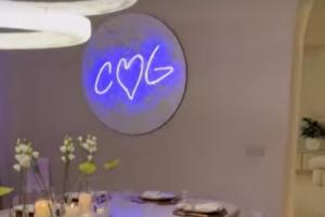 乔治娜更新社媒：摆放全家餐具，背景墙写着“C❤️G”