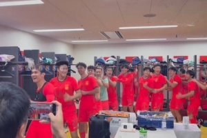 U23国足助教于大宝晒更衣室跳舞视频：亚运最后一场，来个视频吧