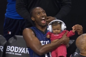人生赢家！76人蓝白对抗赛 马克西抱着女儿在场边和观众打招呼