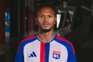 记者：里昂希望在明年1月谈买断奥蓬达，尤文愿意出售但不能亏损