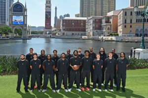 全员就绪！NBA官推晒火箭澳门合照：伊森手持篮球站C位相当抢镜