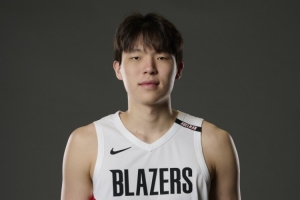 体能进步明显！杨瀚森今日打满末节12分钟 生涯首次