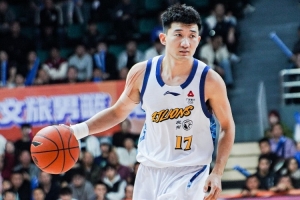 手感冰凉！孙铭徽10中2低效拿到4分5板6助2断