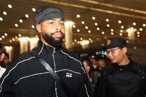 打起来游刃有余！拉塞尔半场5中3拿到10分2板7助2断