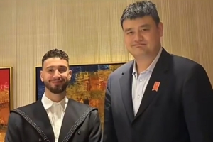 两代火箭中锋同框！姚明和申京见面互动 并教后者中文“谢谢你”