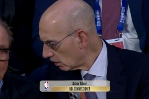 很重视！NBA总裁亚当·萧华现身中国赛现场观战 与友人交谈