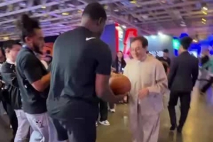 跨界名场面！成龙出席NBA中国行活动 现场投篮一发命中！