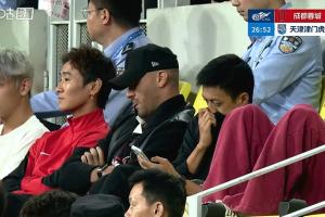 蓉城vs津门虎27分钟仍0-0，镜头给到本场停赛的韦世豪和费利佩