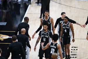 追梦：文班亚马再强也不能每回合替队友擦屁股 马刺三后卫有隐患