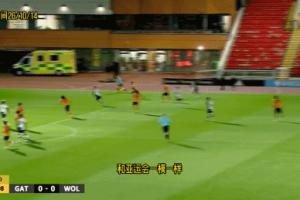 徐彬在狼队U21比赛再次出现“送角球”配合失误，遭队友摊手