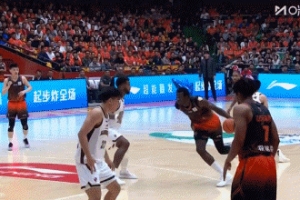针锋相对！法耶强攻打成2+1 还造成克里斯第4次犯规