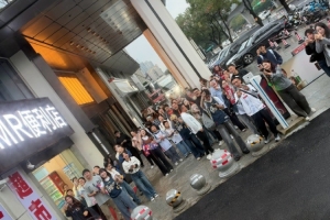 周鹏晒球迷为球队加油视频：新赛季从这一刻开始 21赛季继续努力