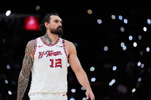 Lowe：亚当斯在场时前场篮板率高达46% 能以一己之力摧毁对手内线