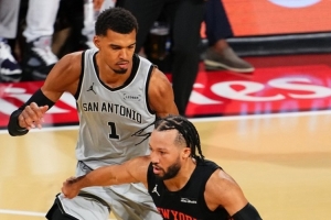 上赛季的NBA冠亚军尼克斯和马刺 新赛季揭幕战皆遭遇滑铁卢