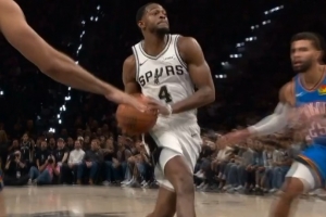 今天不能骂了！福克斯篮板一条龙冲筐拉杆上篮得分